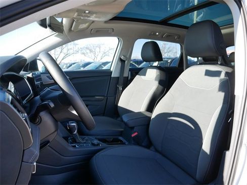 Certified 2025 Volkswagen Taos SE image 15