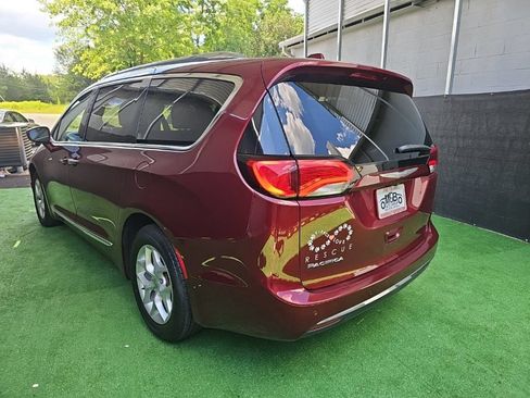 Used 2017 Chrysler Pacifica Touring-L Plus w/ Tire & Wheel Group FWD image 7