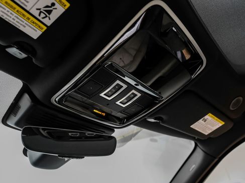 Used 2023 Land Rover Range Rover Velar R-Dynamic S image 34