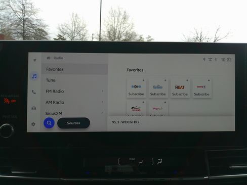 Used 2025 Toyota Sienna XLE image 24