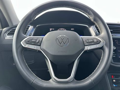 Used 2023 Volkswagen Tiguan SE w/ Panoramic Sunroof Package image 16