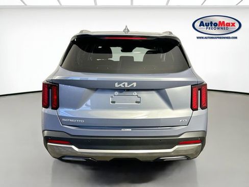 Used 2024 Kia Sorento S image 6