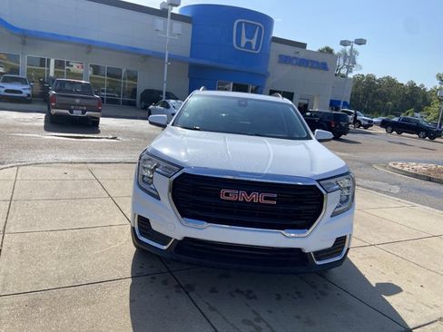 Used 2024 GMC Terrain SLE w/ Driver Convenience Package FWD image 3