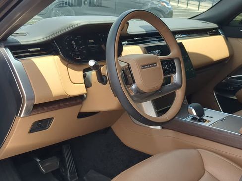 Used 2025 Land Rover Range Rover SE AWD/4WD image 10
