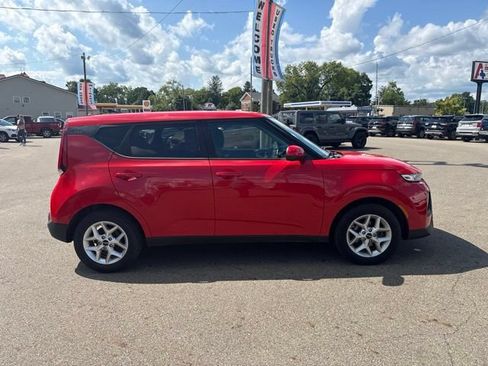 Used 2022 Kia Soul LX w/ Technology Package FWD image 2