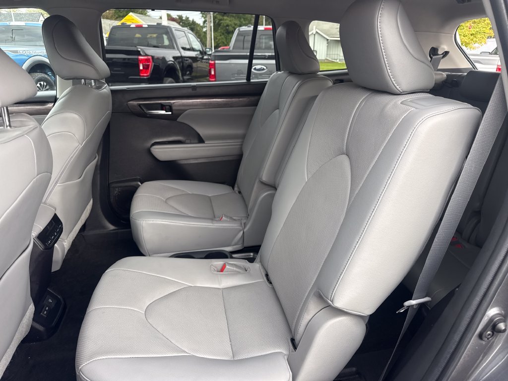 Used 2023 Toyota Highlander Limited AWD/4WD image 16