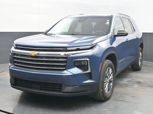Used 2025 Chevrolet Traverse LT image 4