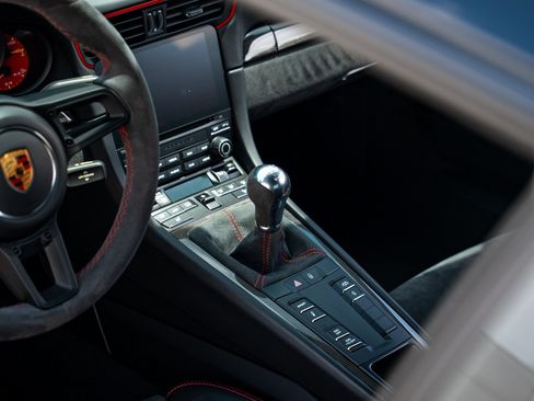 Used 2018 Porsche 911 GT3 RWD image 17
