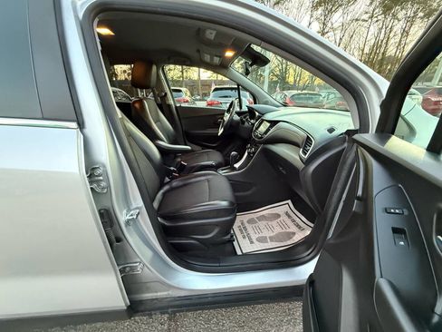 Used 2019 Chevrolet Trax LT w/ LT Convenience Package image 13