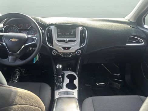 Used 2017 Chevrolet Cruze LS FWD image 10
