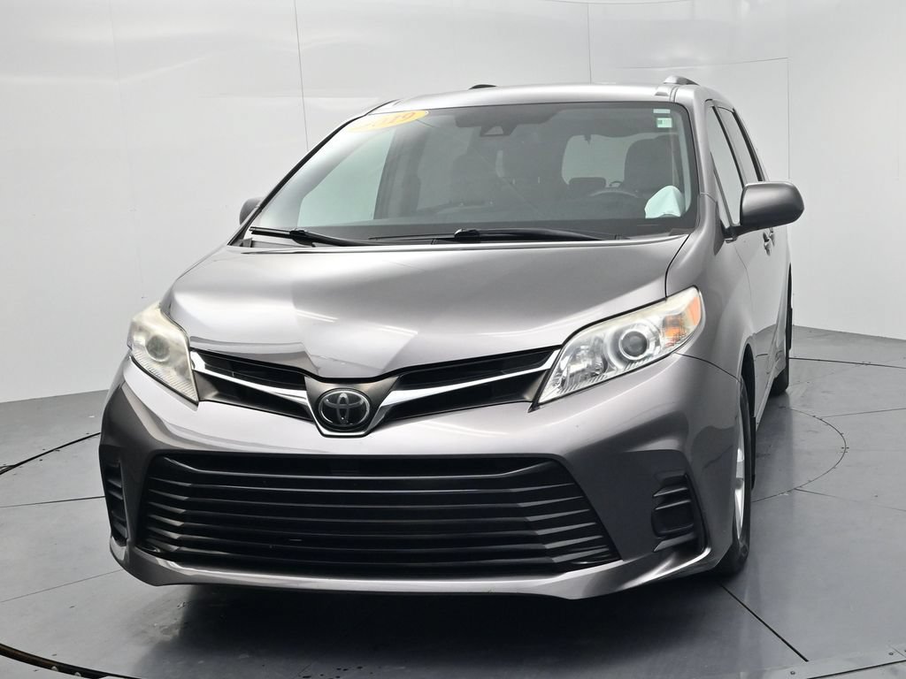 Used 2019 Toyota Sienna LE w/ Carpet Mat Package FWD image 3