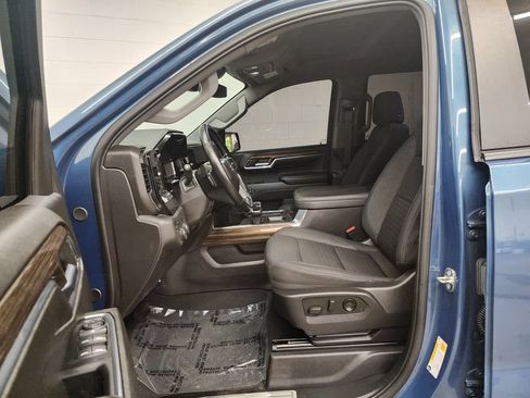 Used 2024 Chevrolet Silverado 1500 LT Trail Boss w/ Convenience Package II AWD/4WD image 12