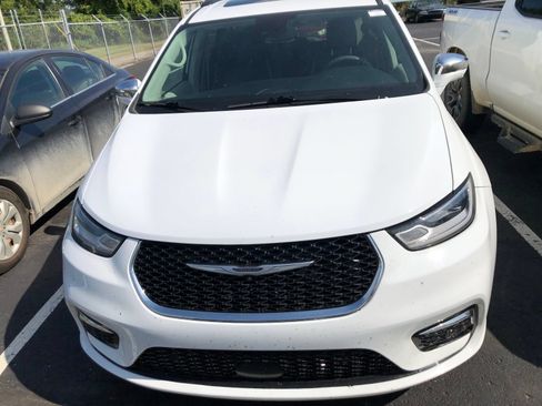 Used 2022 Chrysler Pacifica Limited FWD image 2