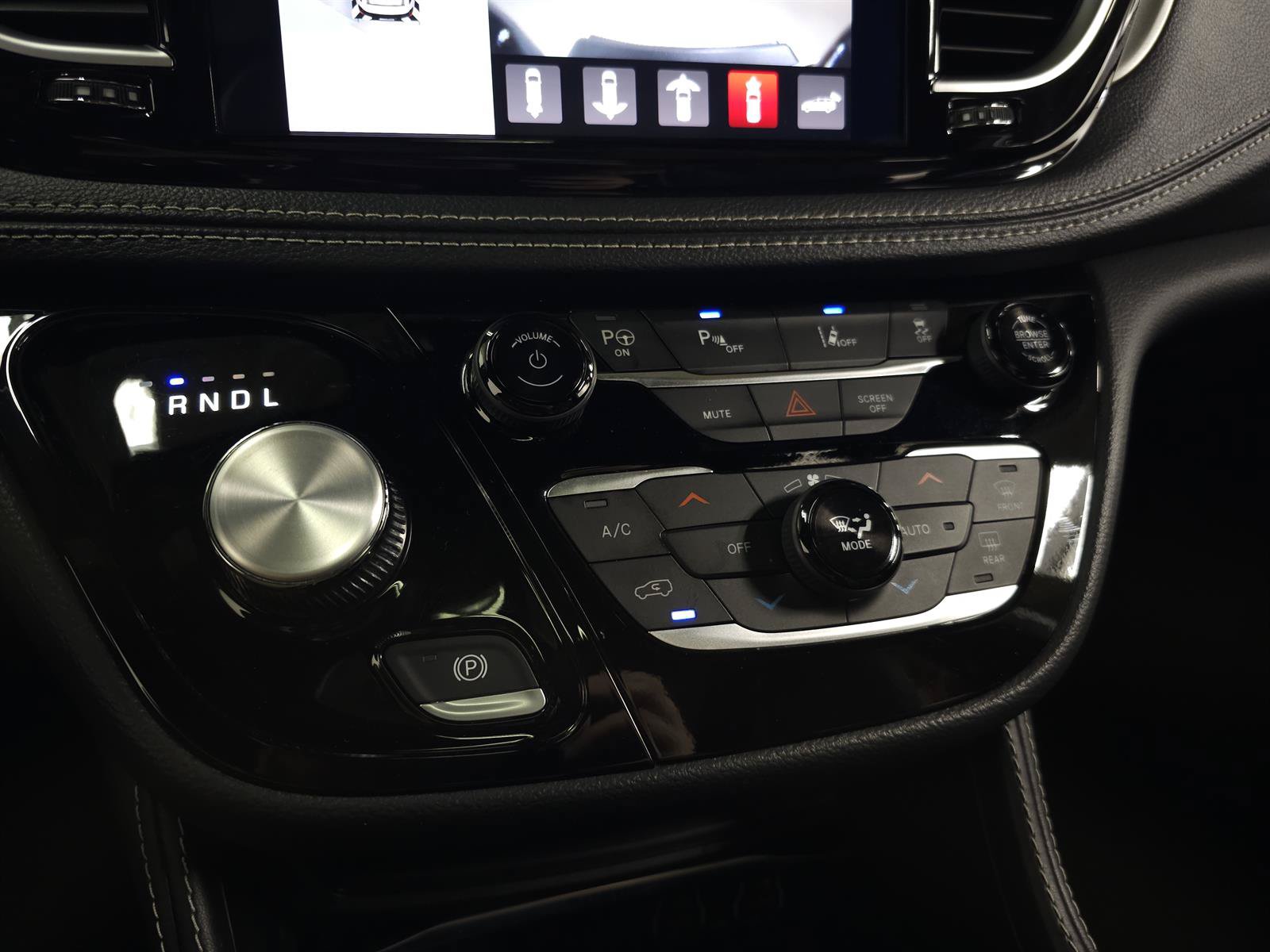 Used 2024 Chrysler Pacifica Premium FWD image 30