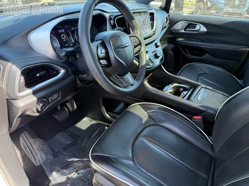 Used 2025 Chrysler Pacifica Limited image 11