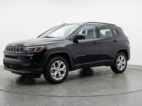 Used 2025 Jeep Compass Latitude image 3