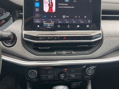 Used 2023 Jeep Compass Latitude image 25