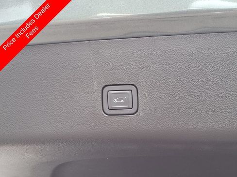 Used 2023 Chevrolet Traverse LT FWD image 19