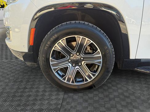 Used 2024 Jeep Wagoneer Series II w/ Flexible Seating Group image 14