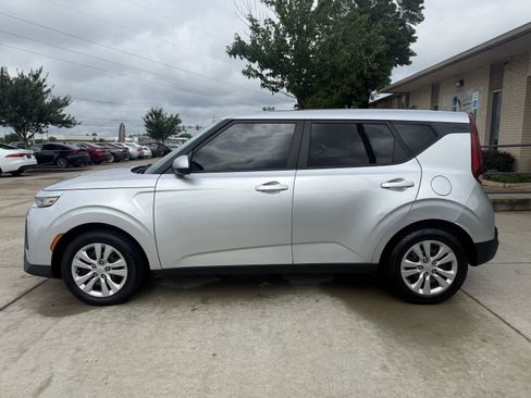 Used 2021 Kia Soul LX FWD image 4