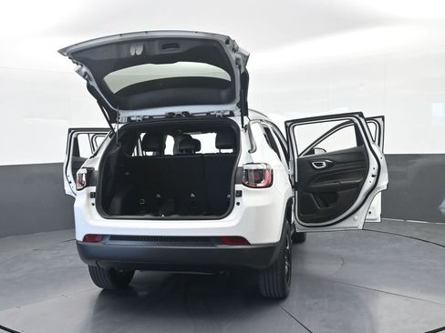 Used 2024 Jeep Compass Latitude w/ Convenience Group AWD/4WD image 71