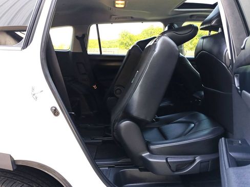 Used 2024 Toyota Highlander XLE FWD image 28