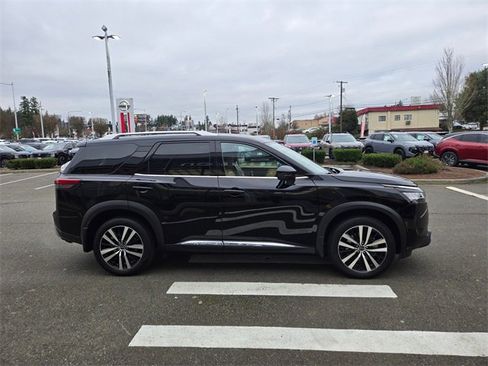 Used 2024 Nissan Pathfinder Platinum image 6