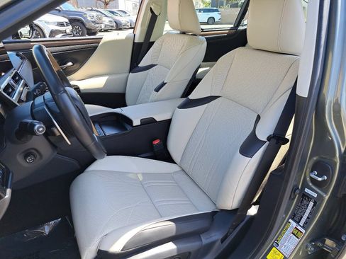 Used 2025 Lexus ES 300h Ultra Luxury w/ Accessory Package (Z2) FWD image 16