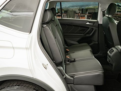 Used 2023 Volkswagen Tiguan SE w/ Panoramic Sunroof Package image 39