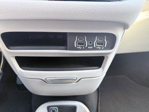 Used 2024 Chrysler Pacifica Touring-L image 23