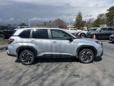 Used 2025 Subaru Forester Premium AWD/4WD image 2