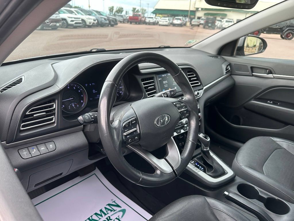 Used 2020 Hyundai Elantra Limited w/ Cargo Package (C1) FWD image 2