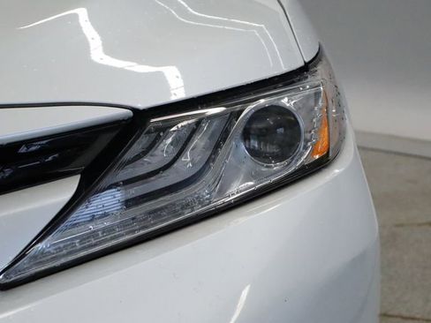 Used 2020 Toyota Camry XLE image 9