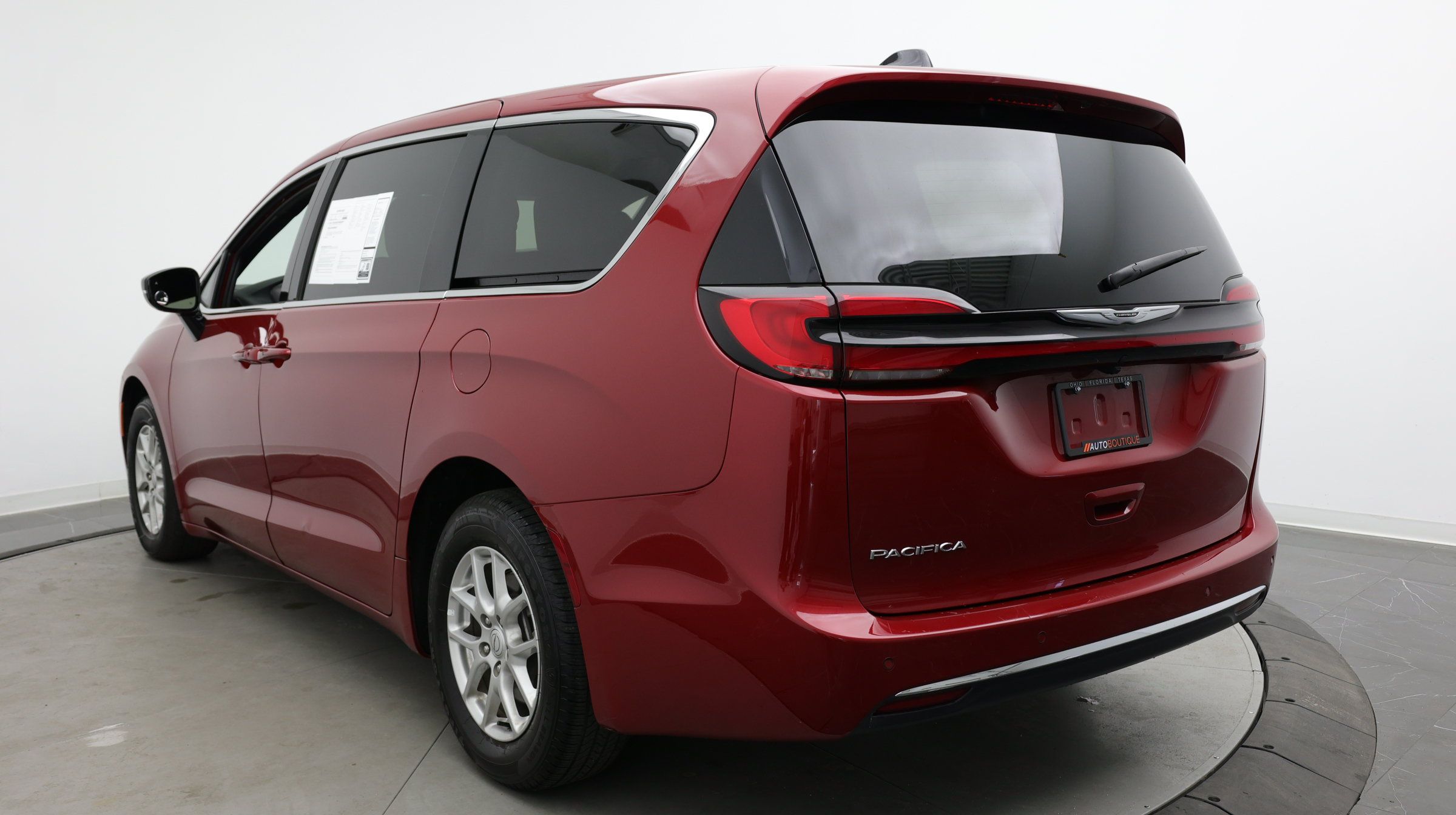 Used 2026 Chrysler Pacifica Select FWD image 8