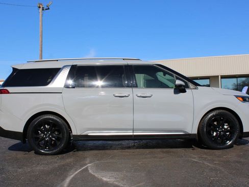 Used 2024 Kia Carnival SX Prestige image 3