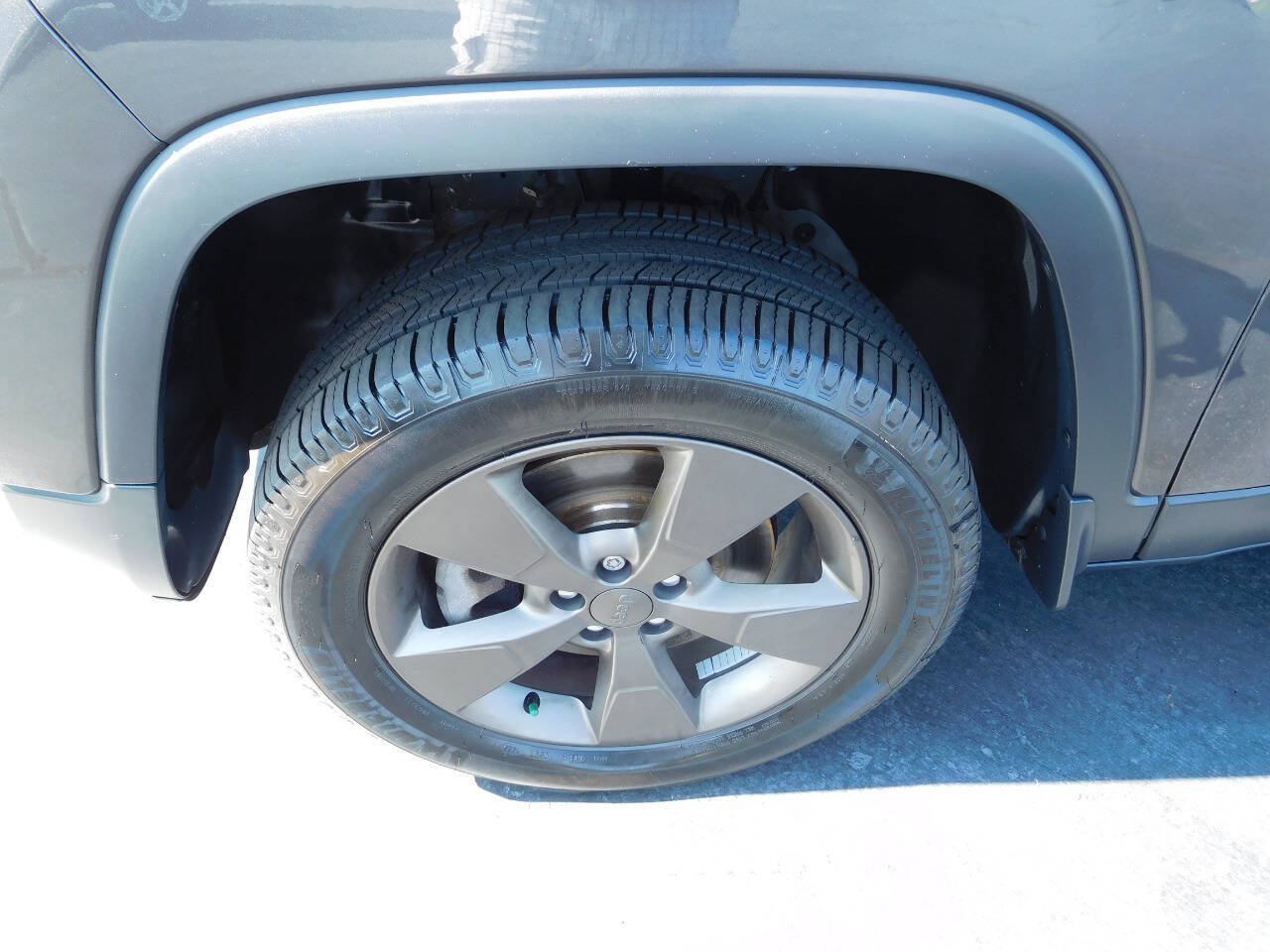 Used 2017 Jeep Cherokee Latitude w/ Cold Weather Group AWD/4WD image 9