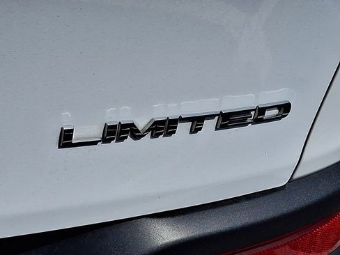 Used 2015 Jeep Cherokee Limited w/ Luxury Group AWD/4WD image 10