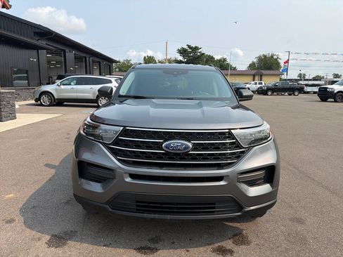 Used 2021 Ford Explorer XLT AWD/4WD image 2