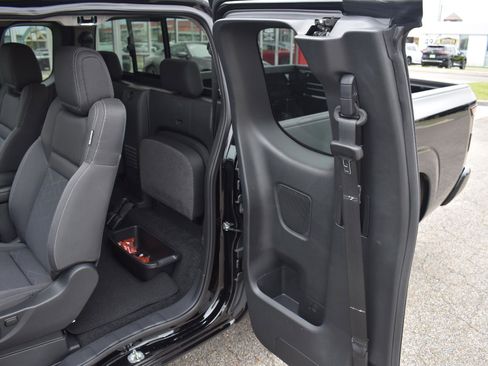 Used 2025 Nissan Frontier SV image 41