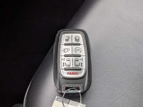 Used 2023 Chrysler Pacifica Touring-L FWD image 33