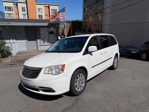 Used 2013 Chrysler Town & Country Touring FWD image 3