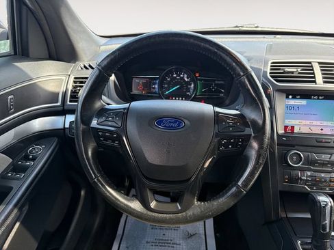 Used 2017 Ford Explorer XLT w/ Equipment Group 202A AWD/4WD image 12