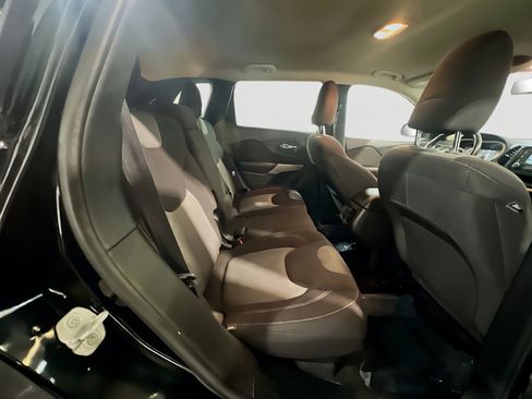Used 2018 Jeep Cherokee Latitude w/ Altitude Package FWD image 19