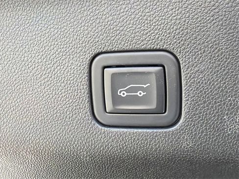 Used 2023 GMC Yukon XL SLT image 19