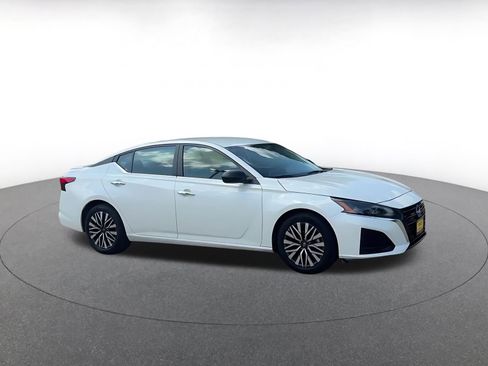 Used 2025 Nissan Altima 2.5 SV FWD image 2