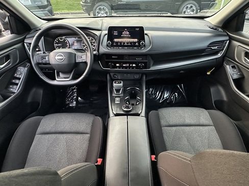 Certified 2025 Nissan Rogue SV image 31