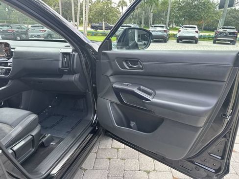 Used 2025 Nissan Pathfinder SV FWD image 23