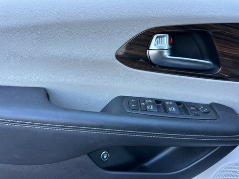 Used 2022 Chrysler Pacifica Limited w/ Uconnect Theater Family Group FWD image 10