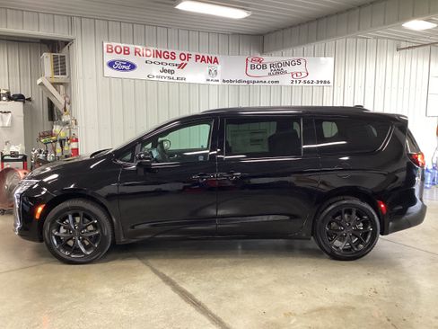 New 2027 Chrysler Pacifica Limited AWD/4WD image 2