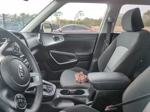 Used 2021 Kia Soul LX image 2